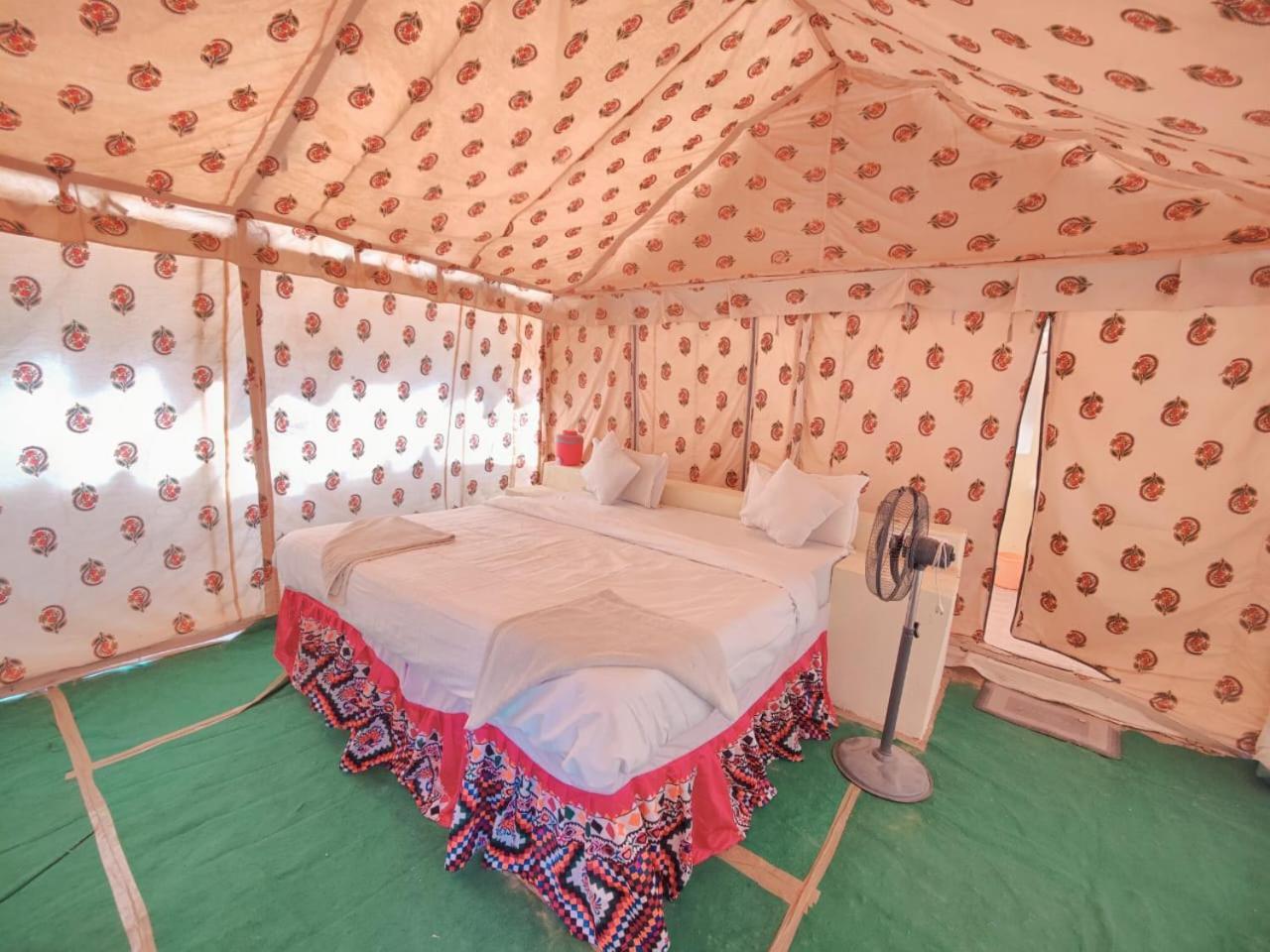 Om Luxury Resort Jaisalmer Rom bilde
