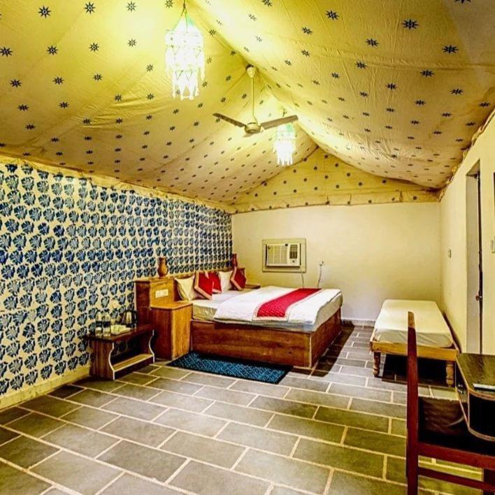 Om Luxury Resort Jaisalmer Rom bilde